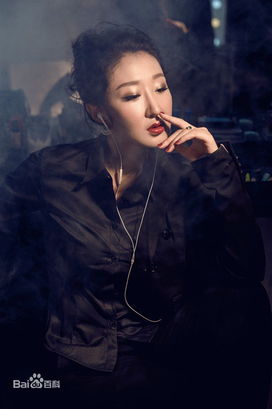 李依馨最新多彩壁纸