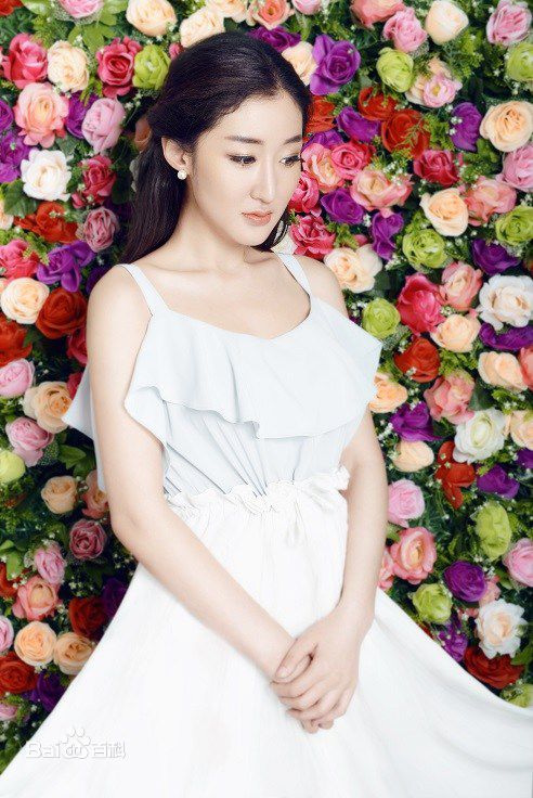 李依馨最新多彩壁纸