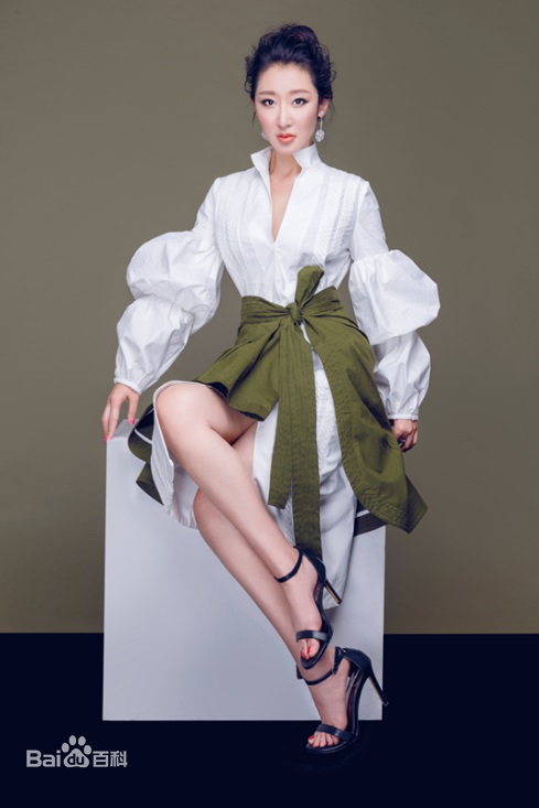 李依馨最新多彩壁纸