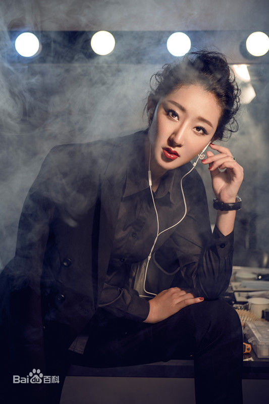 李依馨最新多彩壁纸