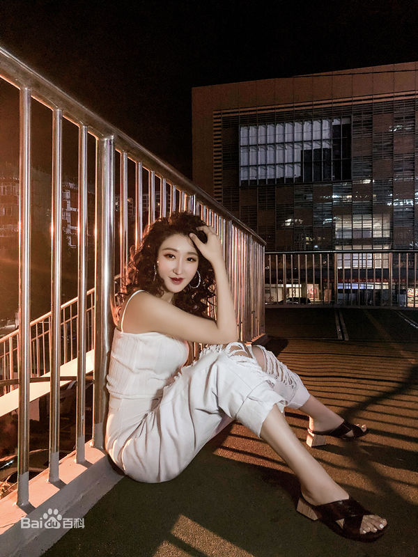 李依馨最新多彩壁纸