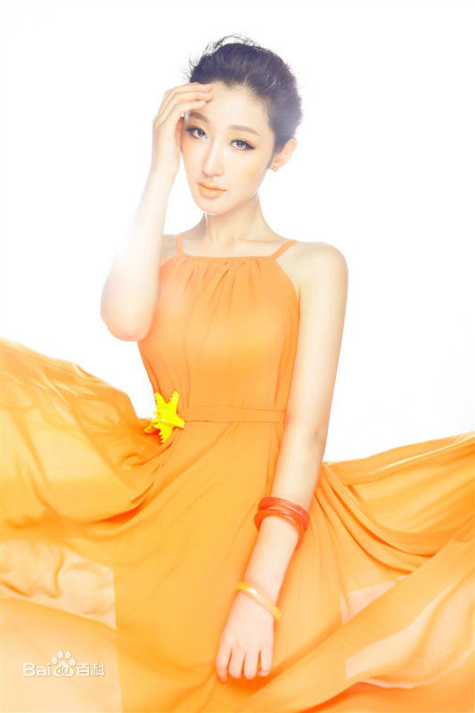 李依馨最新多彩壁纸