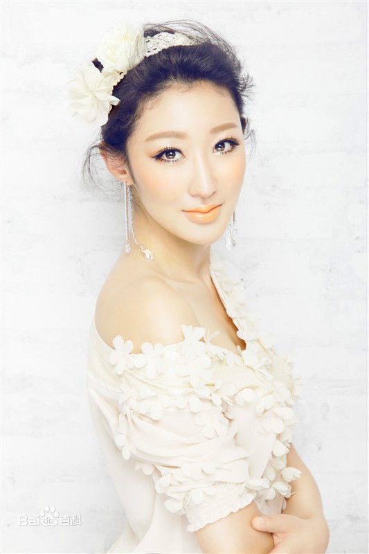 李依馨最新多彩壁纸