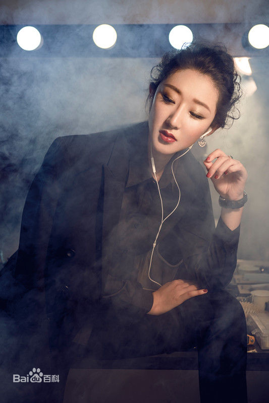 李依馨最新多彩壁纸