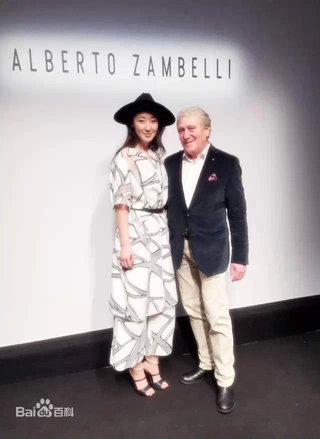 李依馨米兰时装周素颜照壁纸