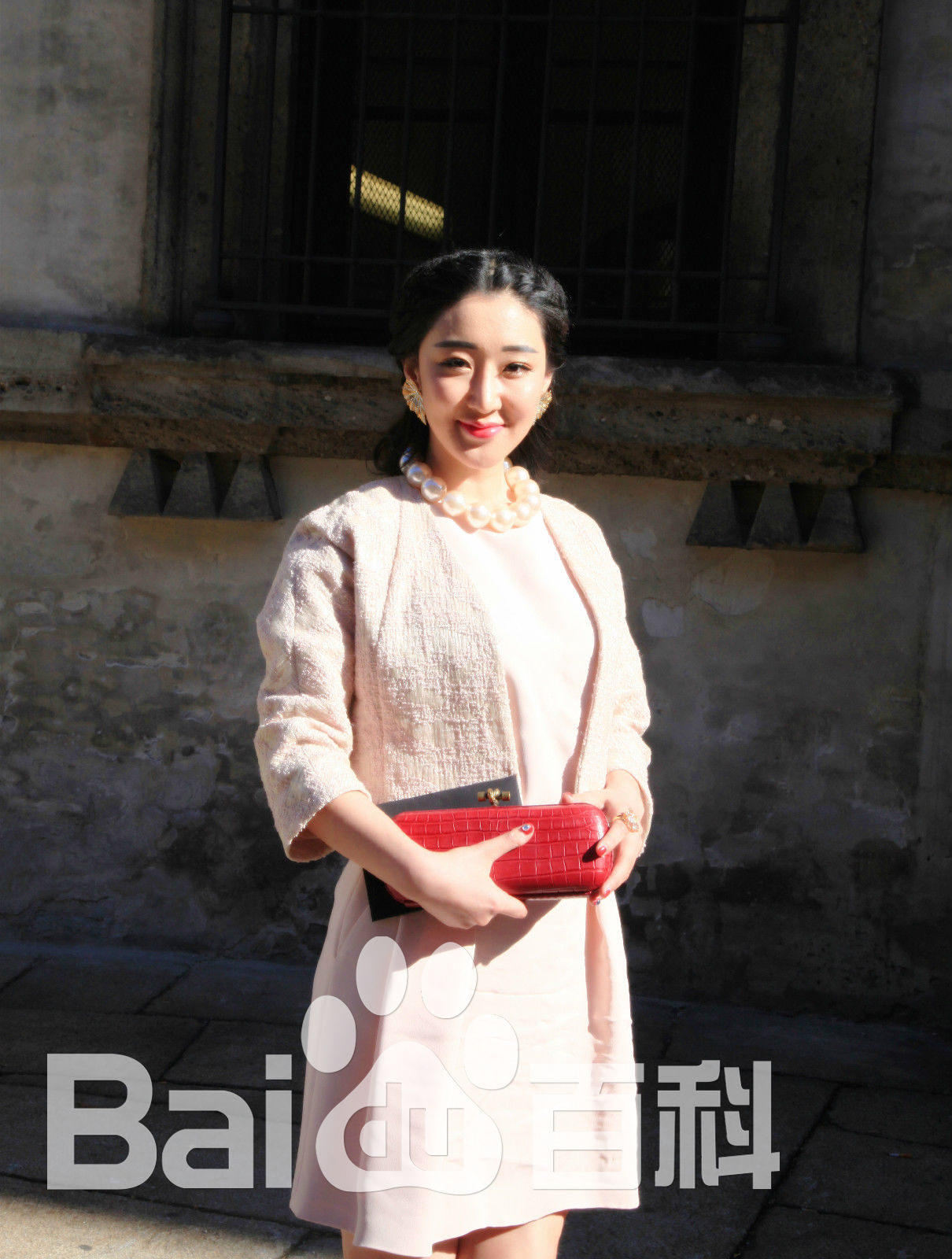 李依馨米兰时装周素颜照壁纸