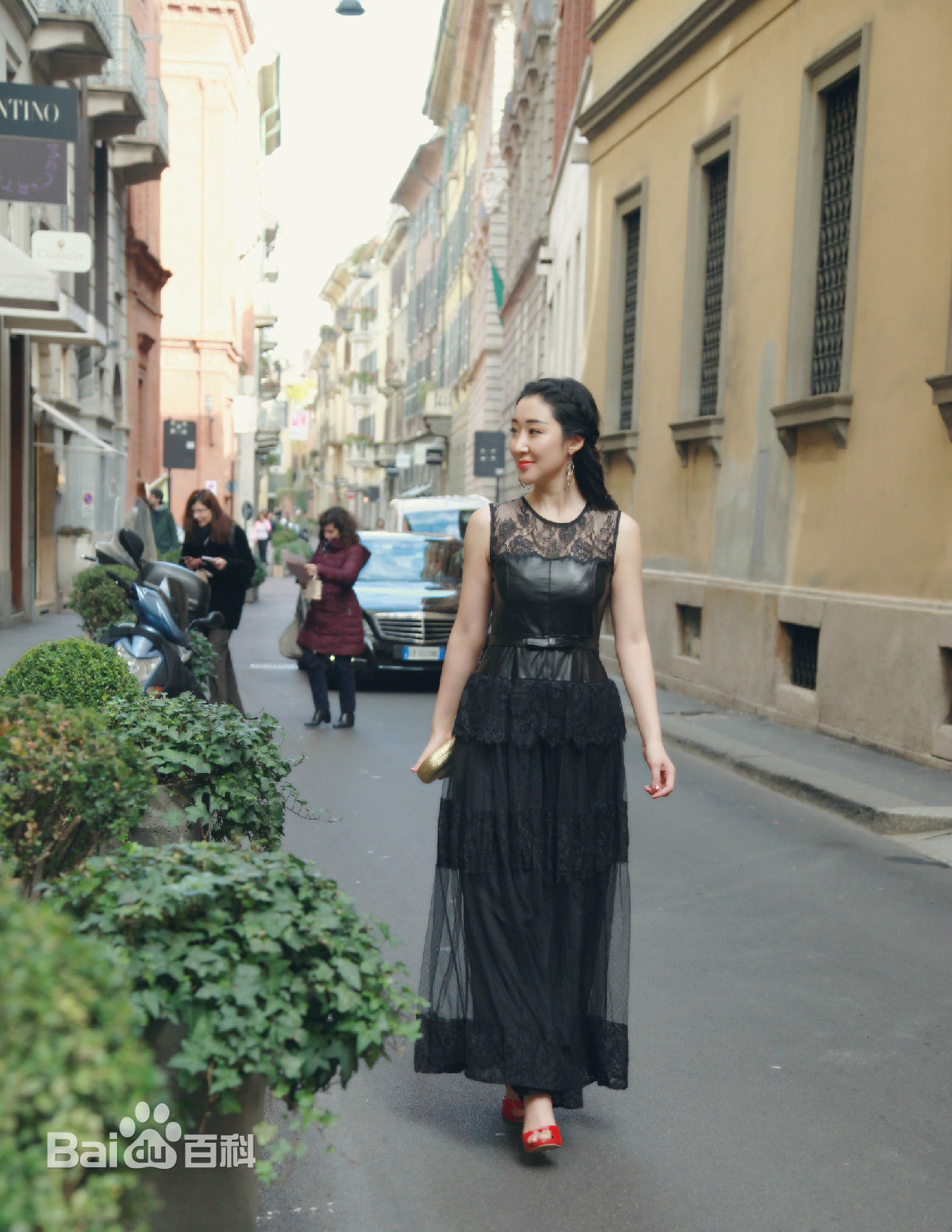 李依馨米兰时装周素颜照壁纸