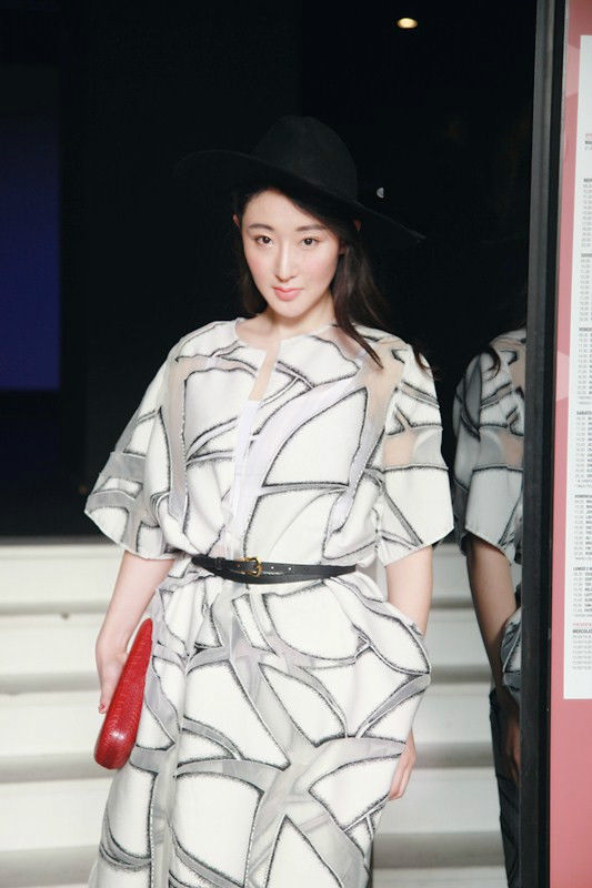 李依馨米兰时装周素颜照壁纸