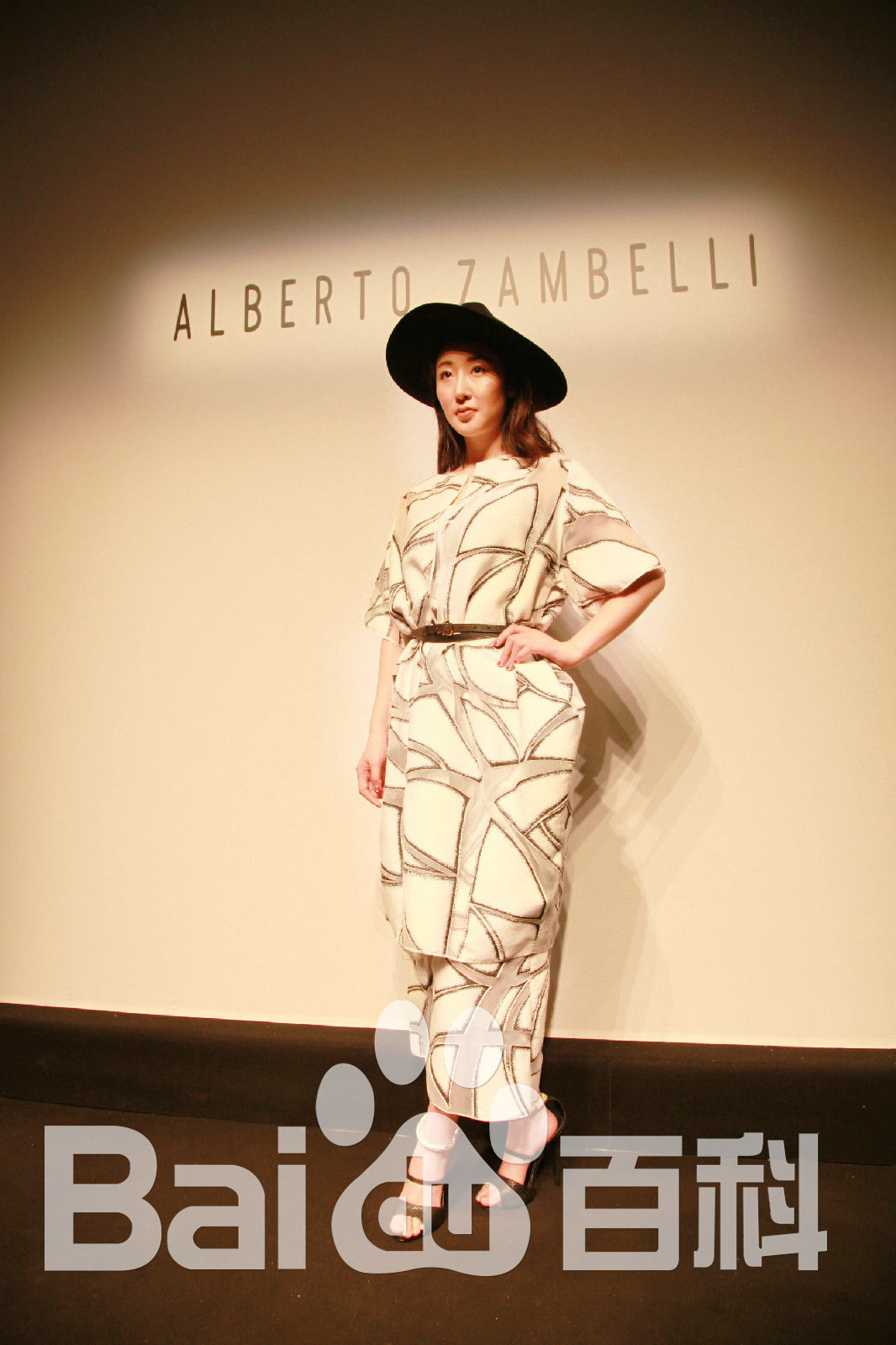 李依馨米兰时装周素颜照壁纸