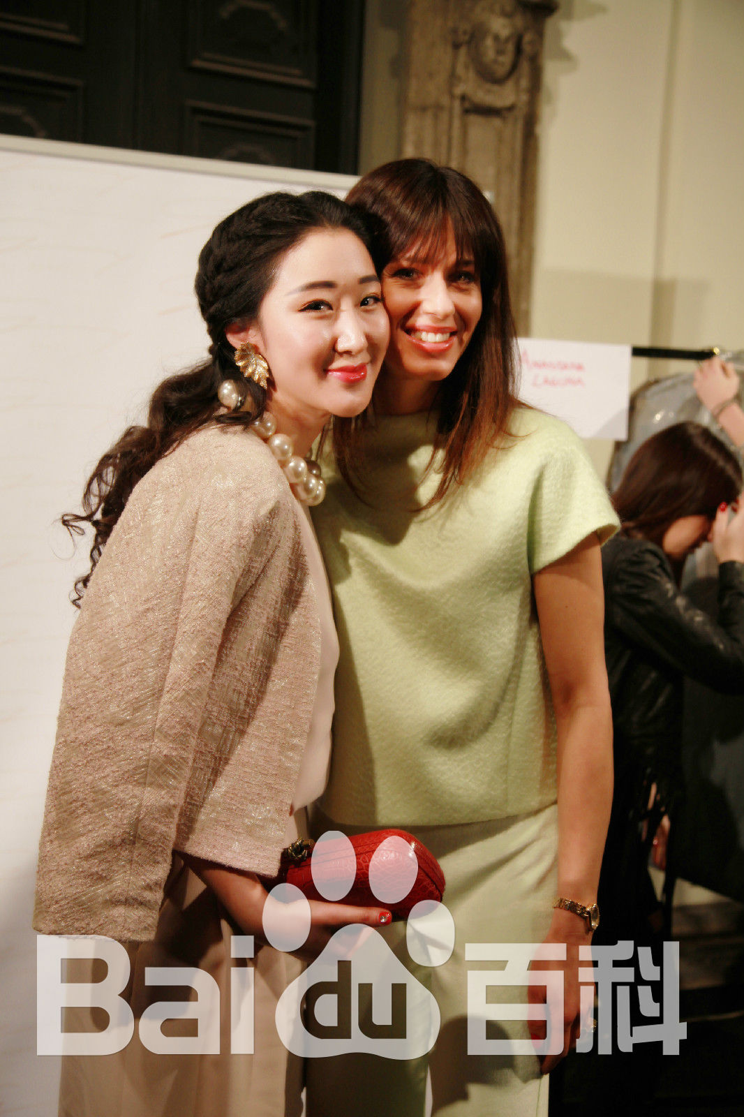 李依馨米兰时装周素颜照壁纸