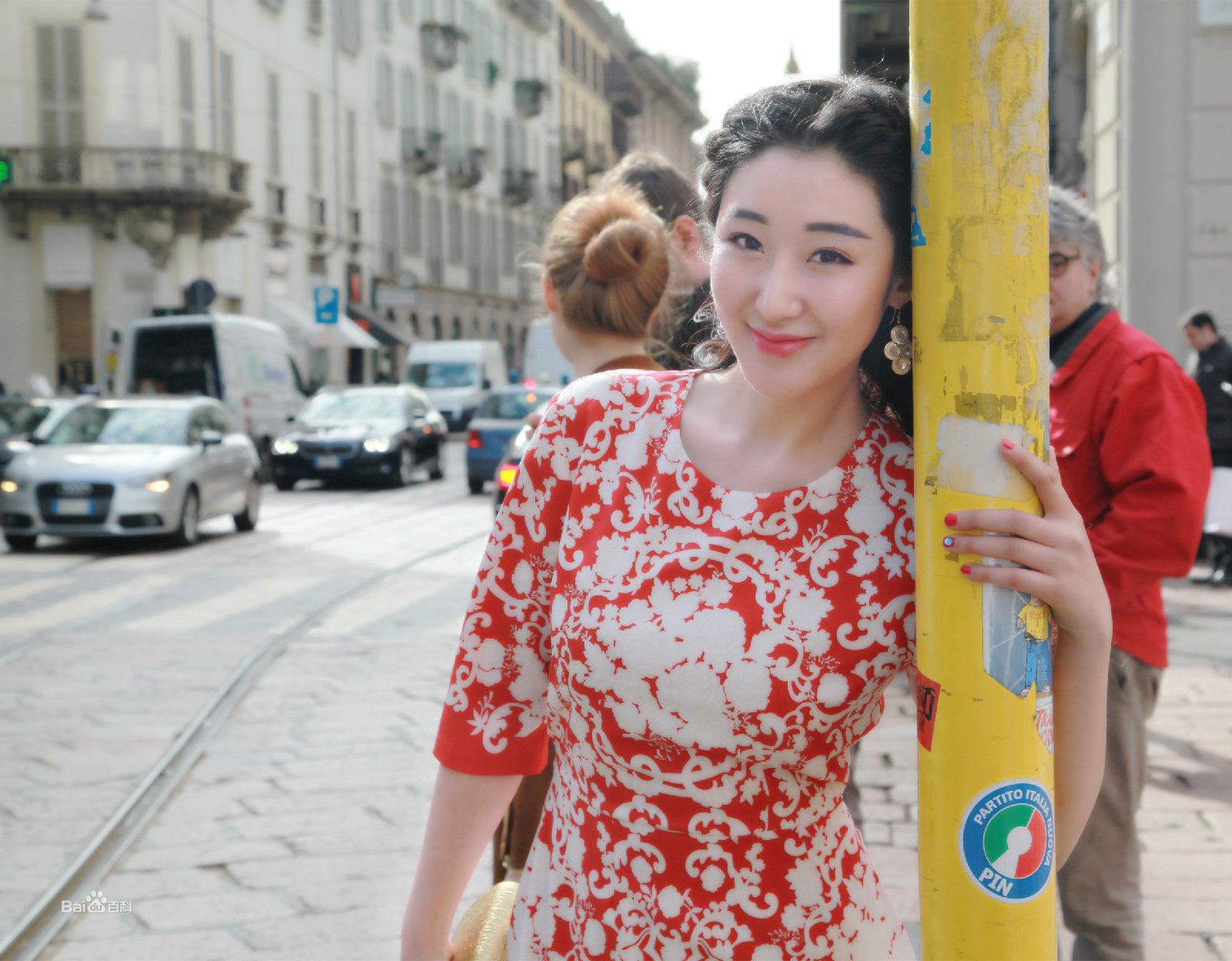 李依馨米兰时装周素颜照壁纸