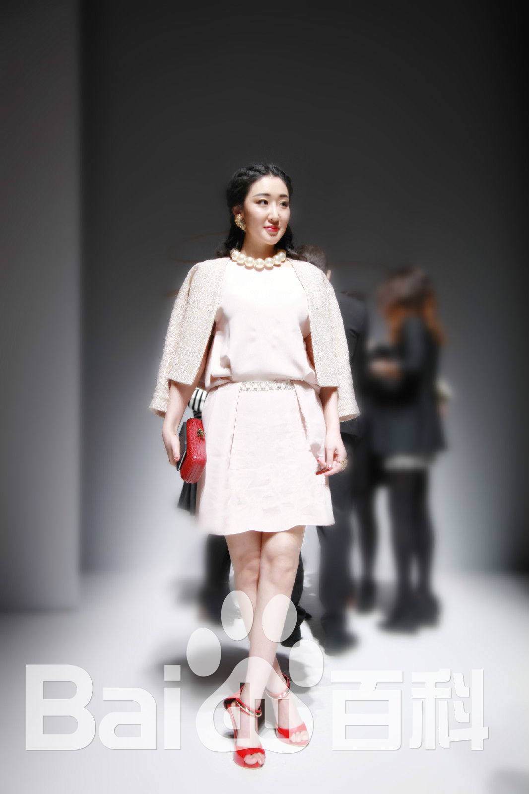 李依馨米兰时装周素颜照壁纸