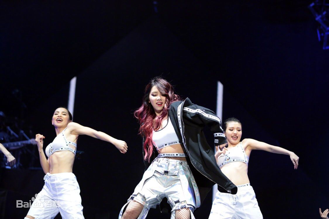 最优质邓紫棋(G.E.M.(Get Everybody Moving))在《Queen of Hearts》世界巡回演唱中的相册