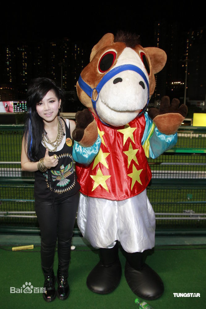 最新邓紫棋(G.E.M.(Get Everybody Moving))精彩图册