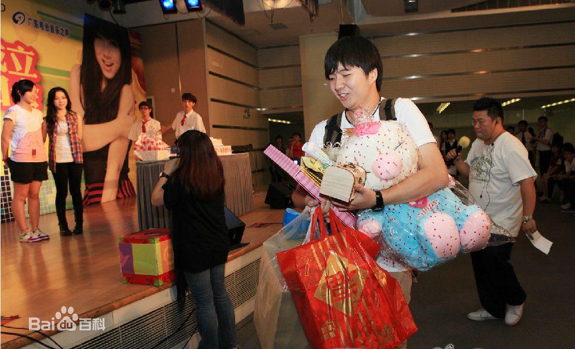 邓紫棋(G.E.M.(Get Everybody Moving))国际歌迷会成立暨生日会素颜照相册