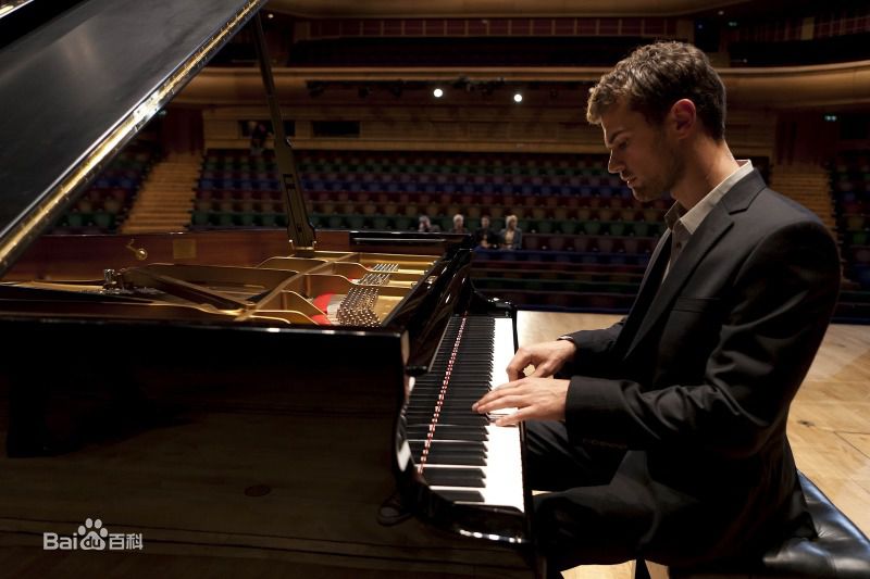 提奥·詹姆斯(Theo James) 剧照