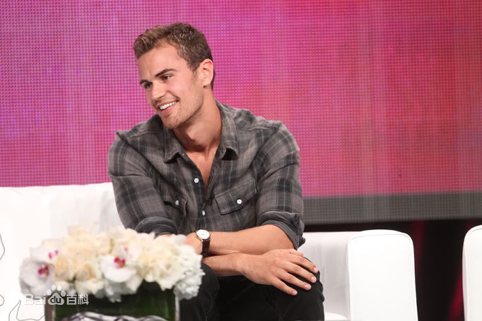 高清提奥·詹姆斯(Theo James)图片