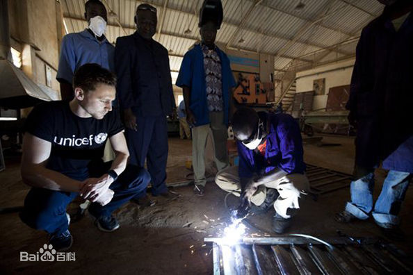 汤姆·希德勒斯顿(Tom Hiddleston)在南苏丹看望当地儿童生活照相册