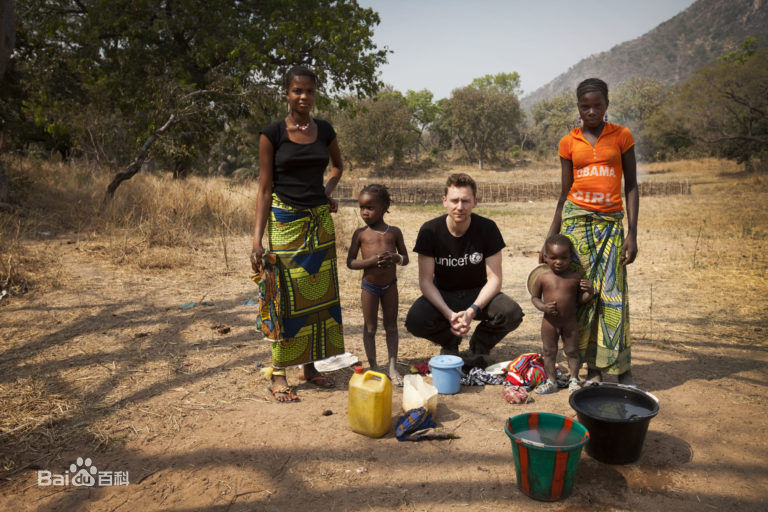 汤姆·希德勒斯顿(Tom Hiddleston)在南苏丹看望当地儿童生活照相册