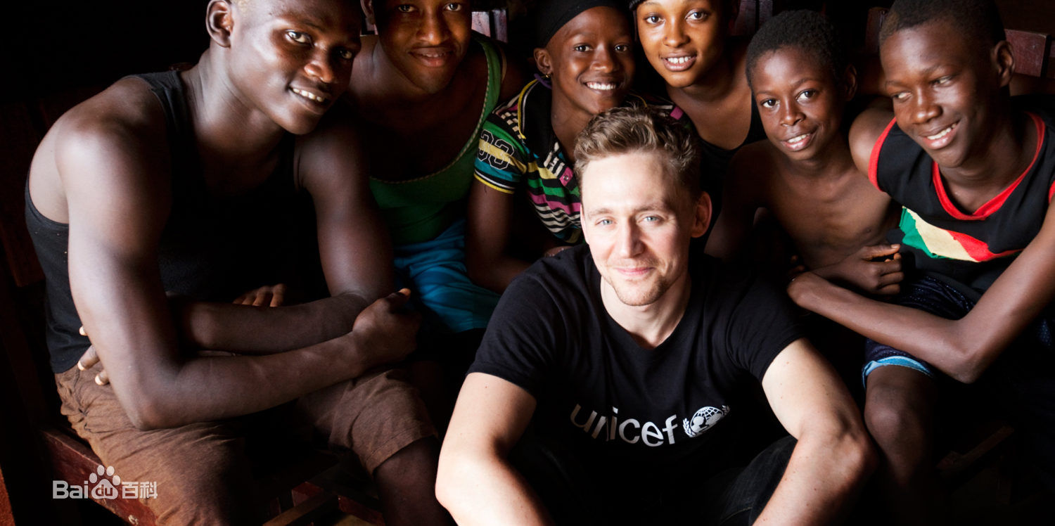 汤姆·希德勒斯顿(Tom Hiddleston)在南苏丹看望当地儿童生活照相册