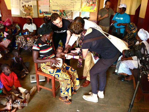 汤姆·希德勒斯顿(Tom Hiddleston)在南苏丹看望当地儿童生活照相册