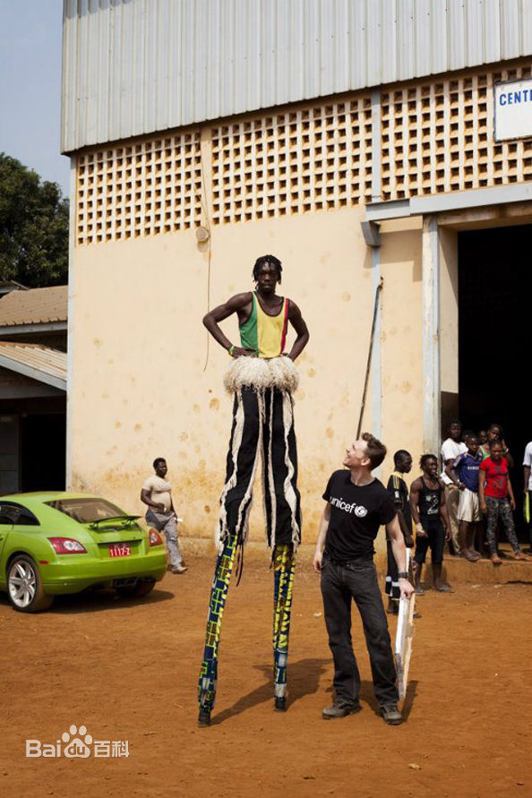 汤姆·希德勒斯顿(Tom Hiddleston)在南苏丹看望当地儿童生活照相册