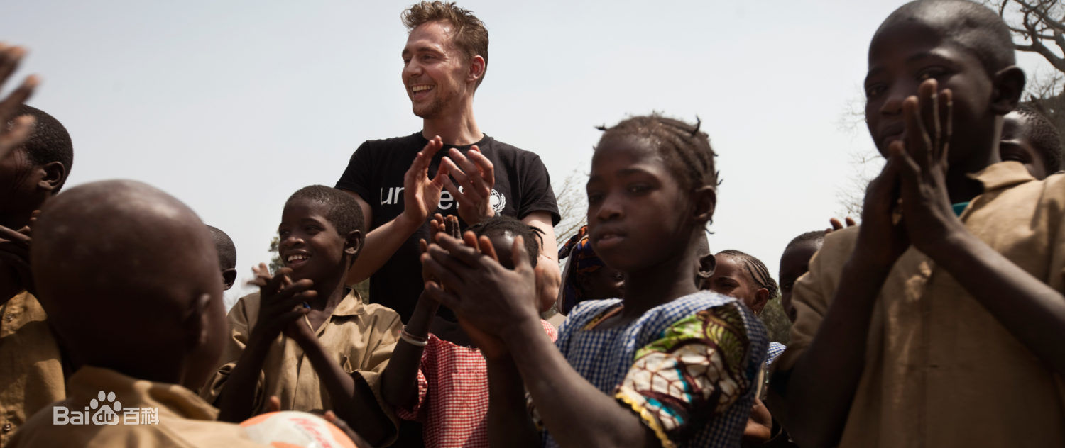 汤姆·希德勒斯顿(Tom Hiddleston)在南苏丹看望当地儿童生活照相册