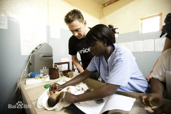 汤姆·希德勒斯顿(Tom Hiddleston)在南苏丹看望当地儿童生活照相册