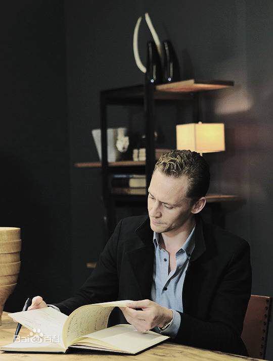 汤姆·希德勒斯顿(Tom Hiddleston)精选西装图册