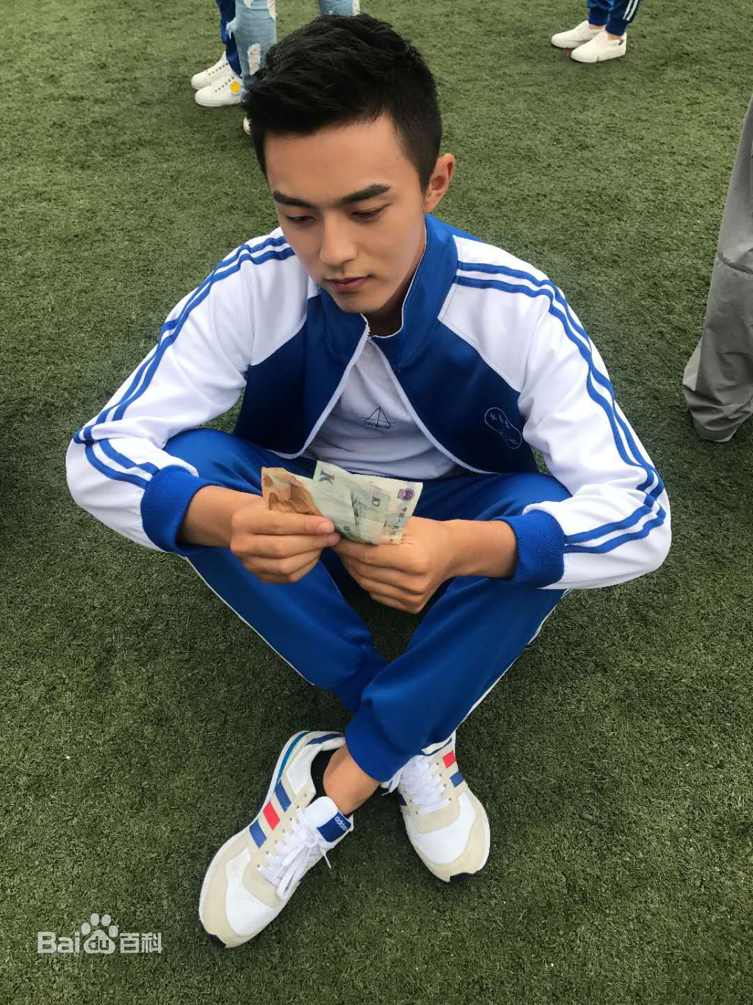 徐洋蔚蓝50米高清剧照