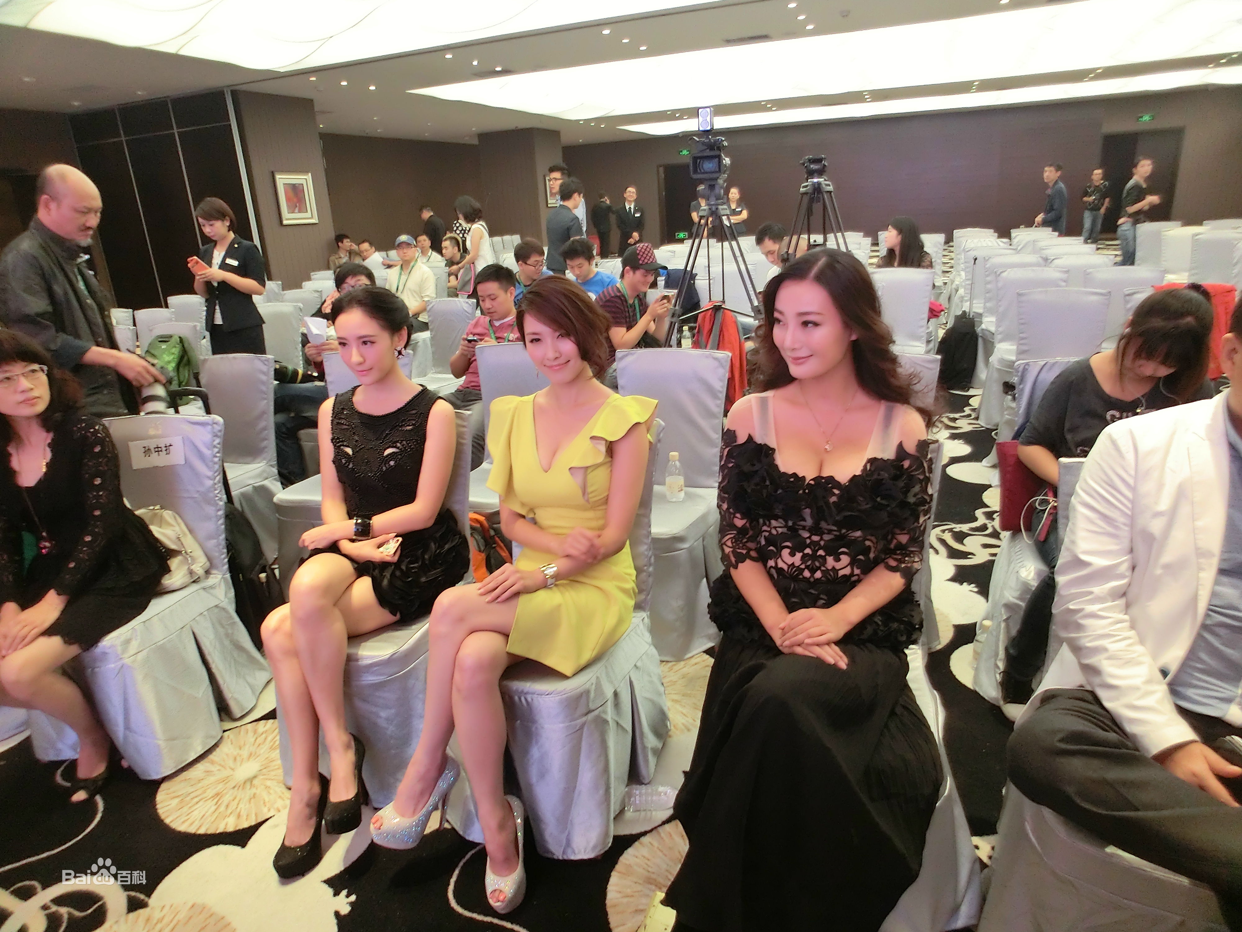 最新王李丹妮(Daniella Wang)在《光的棍》中的壁纸