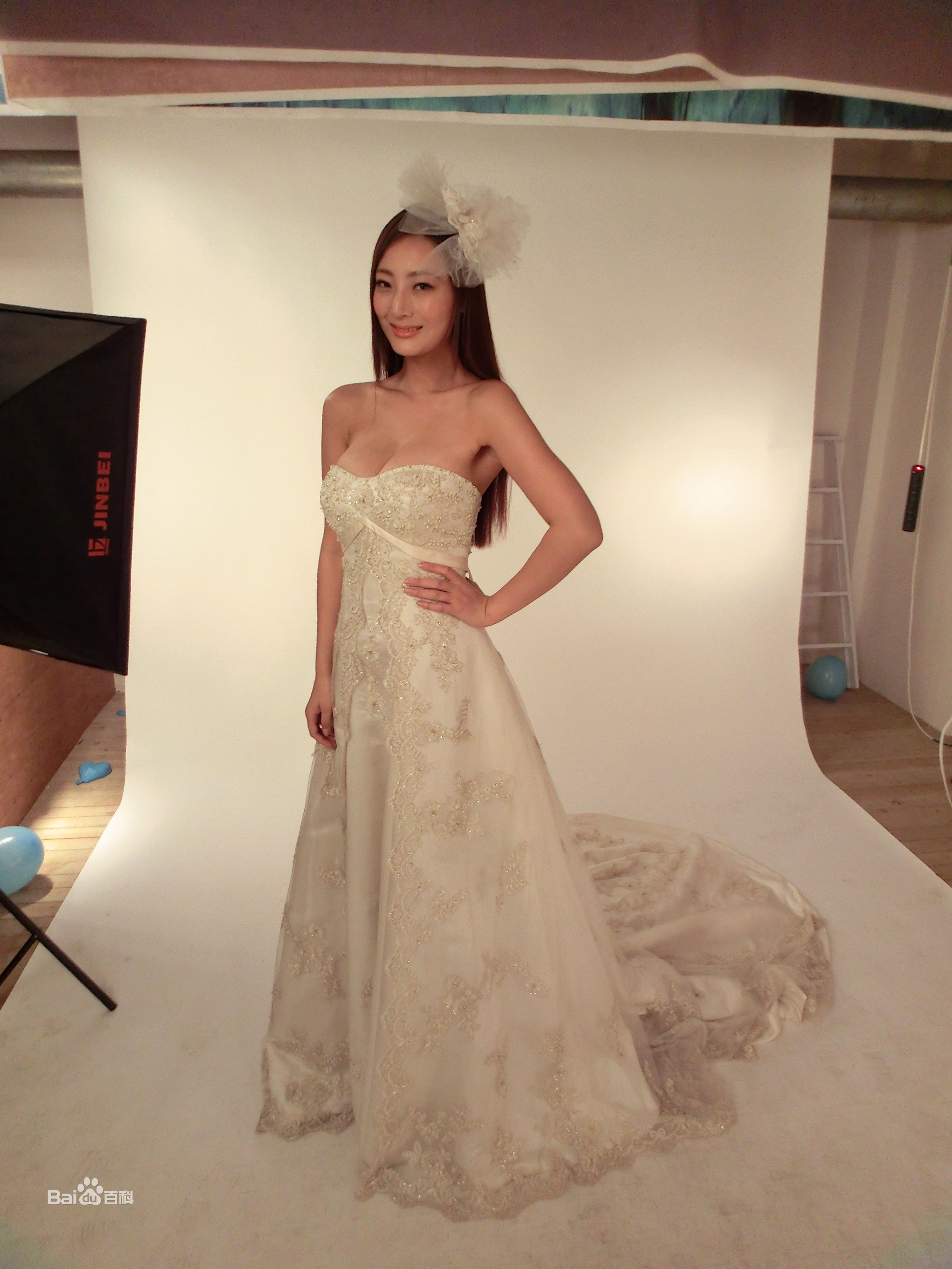 最新王李丹妮(Daniella Wang)在《光的棍》中的壁纸