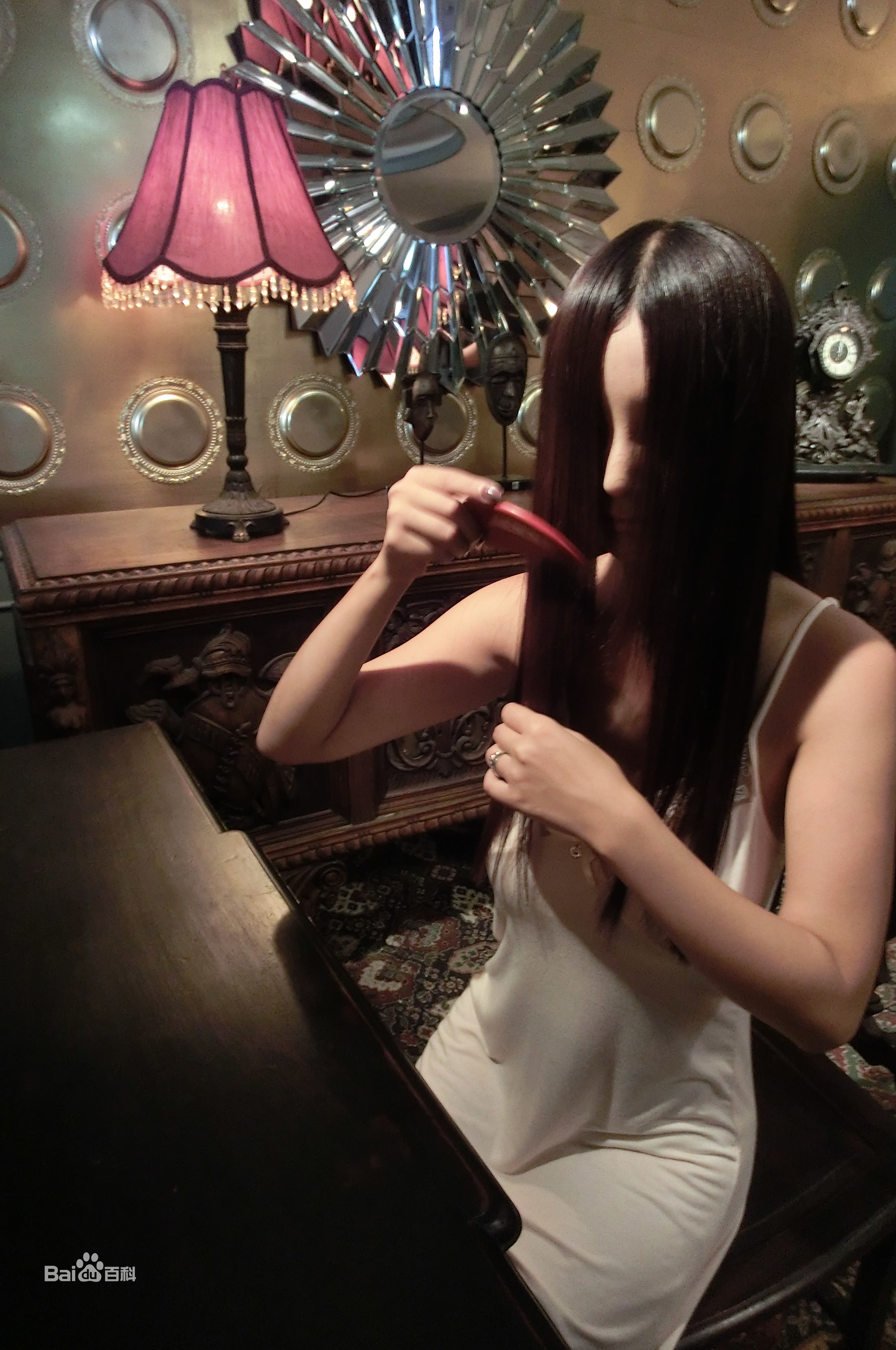 精选王李丹妮(Daniella Wang)在《夜半梳头》中的图册