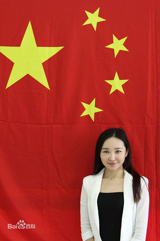 王芳我和国旗合个影前后照片