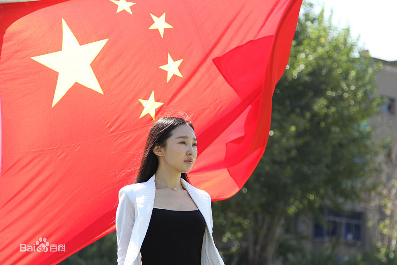 王芳我和国旗合个影前后照片