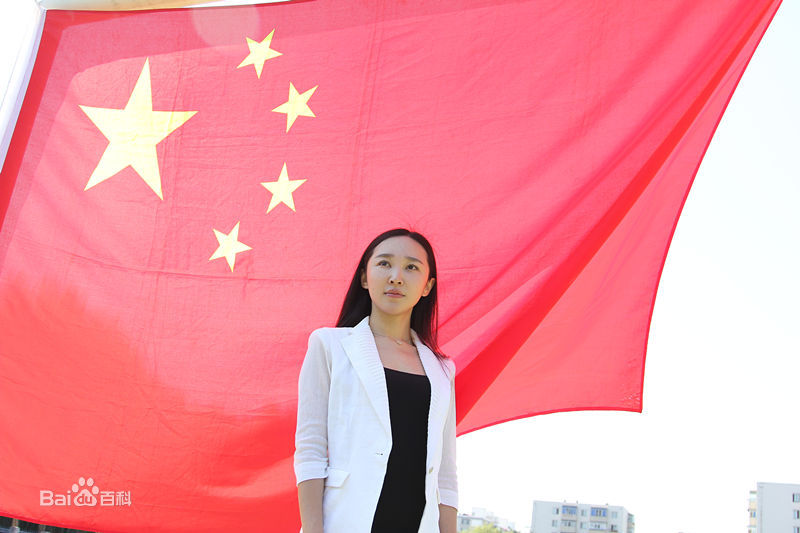 王芳我和国旗合个影前后照片