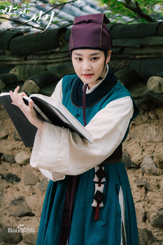 李侑菲(Lee Yu Bi)夜行书生前后照片