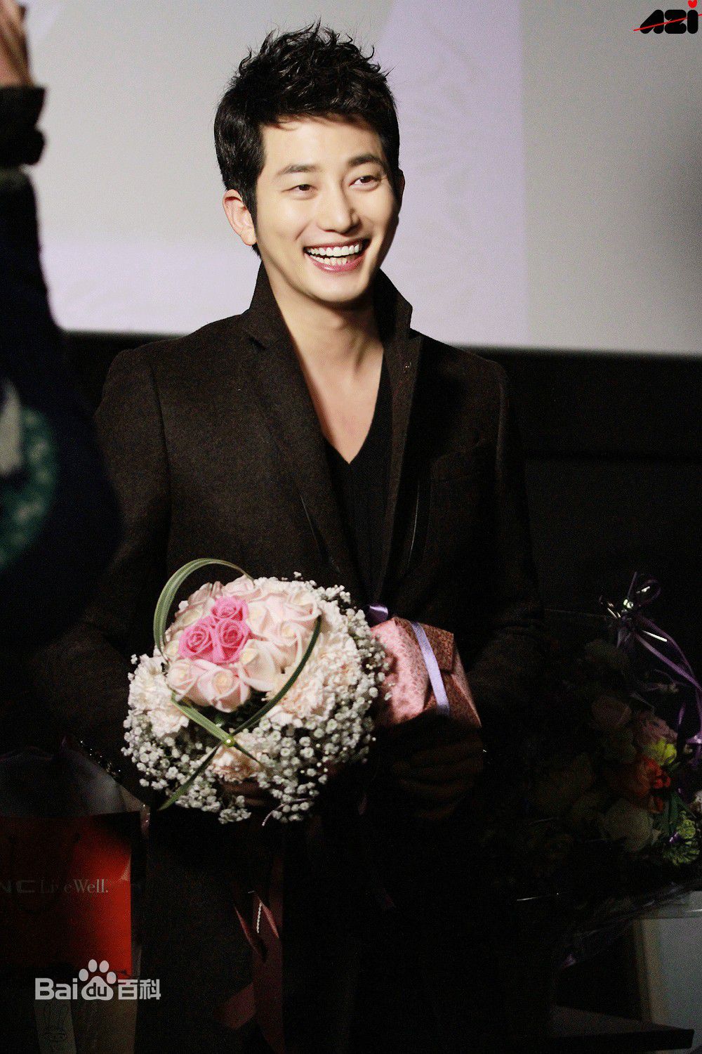 最优质朴施厚(，Park Si Hoo)在《清潭洞爱丽丝》终映会图册中的