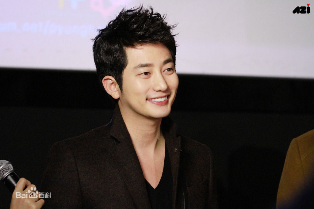 最优质朴施厚(，Park Si Hoo)在《清潭洞爱丽丝》终映会图册中的