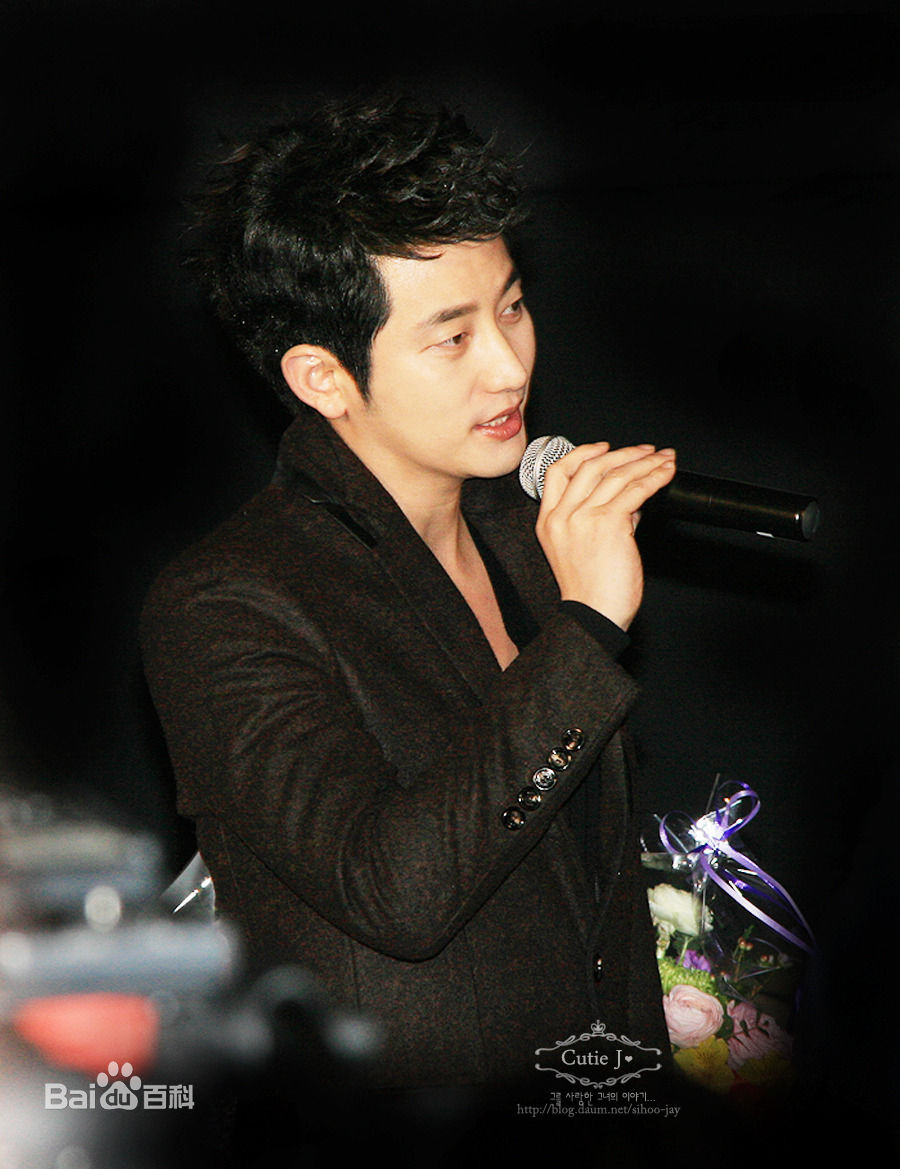 最优质朴施厚(，Park Si Hoo)在《清潭洞爱丽丝》终映会图册中的