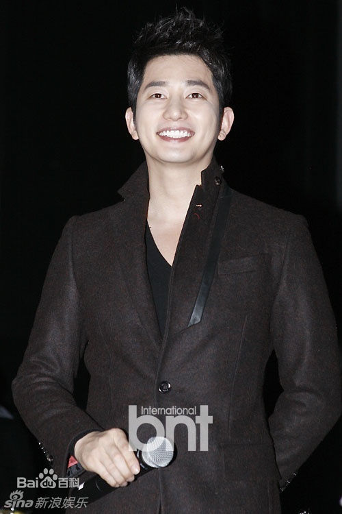 最优质朴施厚(，Park Si Hoo)在《清潭洞爱丽丝》终映会图册中的