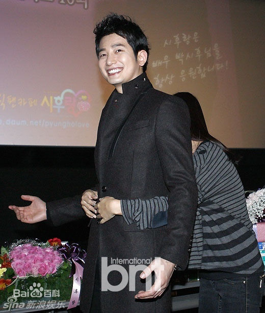 最优质朴施厚(，Park Si Hoo)在《清潭洞爱丽丝》终映会图册中的