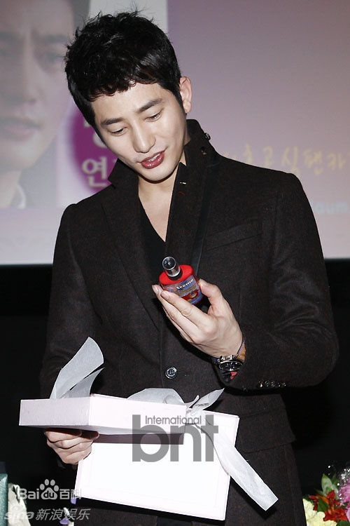 最优质朴施厚(，Park Si Hoo)在《清潭洞爱丽丝》终映会图册中的