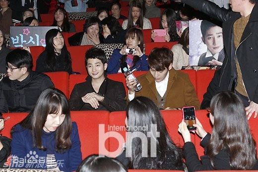 最优质朴施厚(，Park Si Hoo)在《清潭洞爱丽丝》终映会图册中的