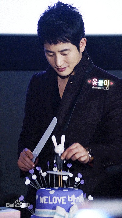 最优质朴施厚(，Park Si Hoo)在《清潭洞爱丽丝》终映会图册中的