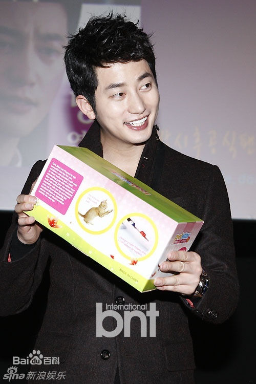 最优质朴施厚(，Park Si Hoo)在《清潭洞爱丽丝》终映会图册中的