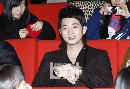 最优质朴施厚(，Park Si Hoo)在《清潭洞爱丽丝》终映会图册中的