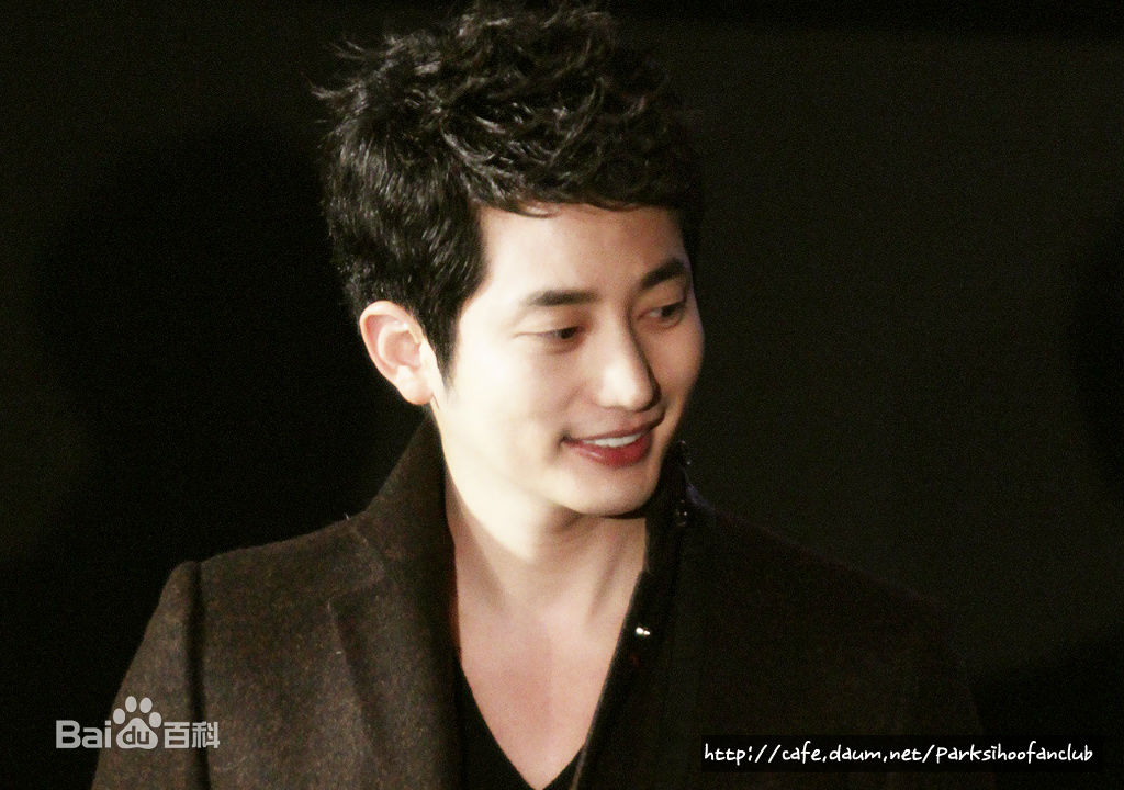 最优质朴施厚(，Park Si Hoo)在《清潭洞爱丽丝》终映会图册中的