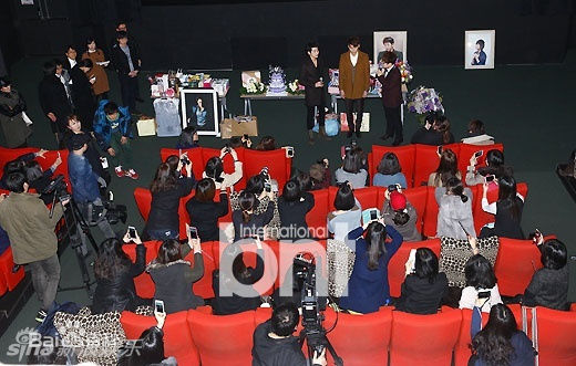 最优质朴施厚(，Park Si Hoo)在《清潭洞爱丽丝》终映会图册中的