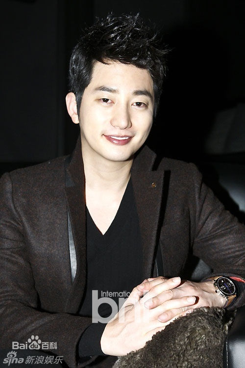 最优质朴施厚(，Park Si Hoo)在《清潭洞爱丽丝》终映会图册中的